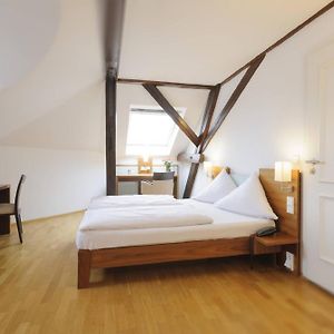 Standard Zimmer mit Kingsize-Bett